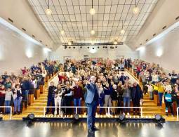 teatro lleno Toni Bright