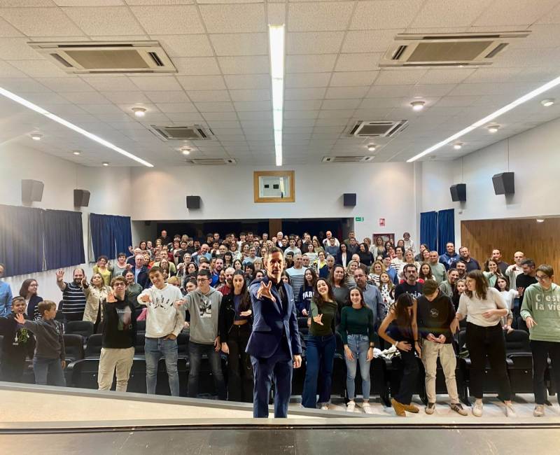 TE CONVIERTES EN QUIEN ERES CUANDO NADIE TE ESTA MIRANDO  SUMA Y SIGUE!! 